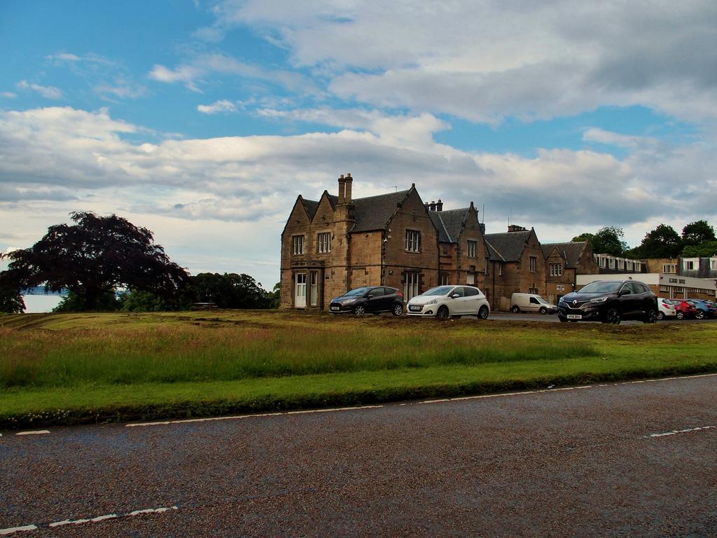 Almond House Lodge Edinburgh Exterior photo